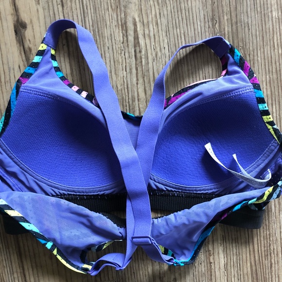 Victoria’s Secret sports bra with adjustable straps and geometric design - Picture 6 of 9